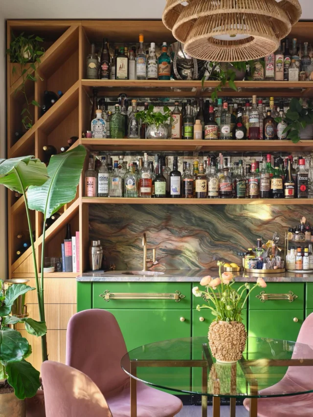 💚𝗚𝗿𝗲𝗲𝗻 𝘄𝗶𝘁𝗵 𝗘𝗻𝘃𝘆💚
This covetable home bar has us feeling very weekend-ready. Designed by Studio Steinbomer and built by Studio Sin Fin with custom millwork by Little Dillo, the one-of-a-kind space features our Waterworks “Bond” bar faucet and Colonial Bronze “Beehive” cabinet knobs in an unlacquered brass finish that complements gorgeous pulls custom-crafted by Austin-based artist Felipe Gomez.

Design: Studio Steinbomer
Build: Studio Sin Fin 
Millwork: Little Dillo Woodworks
Photo: Andrea Calo
Custom pulls: Felipe Gomez

#alexandermarchant #TGIF #friyay #happyhour #bardesign #homebardesign #homebar #homebars #interiors #interiordesign #interiordesigner #austininteriordesign #austindesign #barfaucet #barfaucets #faucets #luxurykitchens #cabinethardware #bespokehardware #luxuryhardware #architecturalhardware #cabinetknobs #unlacqueredbrass #designinspiration #desgninspo #interiorinspo #inspiringspaces #austindesign #austin #atx