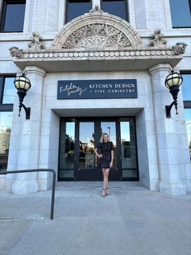 For the latest project entry on our new website, we spoke to Kitchen Society Design founder Melissa Fitzgerald about her move into Oklahoma City’s historic Pioneer Building. “I think there is an amount of charm and character in our new space that reflects some of the old historic homes we remodel,” Fitzgerald said of her stunning new showroom. Built in 1907 in an ornate style championed by architect Louis Sullivan, the Pioneer has allowed Fitzgerald to showcase even more of her specialty — timeless yet modern kitchens that feature impeccable examples of her two in-house cabinetry lines. “We can produce any wood product, any paint color and sheen, beautiful veneer products, metal cabinetry and outdoor cabinetry,” Fitzgerald explained. “We draw everything in AutoCAD and both lines are produced straight from our drawings, so it’s a fully custom process.” Cabinetry customization goes one step further with the wide assortment of bespoke hardware Fitzgerald sources from Alexander Marchant’s Oklahoma City showroom — including knobs, pulls and cremone bolts handcrafted by our friends at Classic Brass, Armac Martin and Rocky Mountain Hardware. For the full project, visit alexandermarchant.com/projects.

📷 Justin Miers

#alexandermarchant @kitchen_society_design @armacmartin @classicbrass @rockymountainhardware #kitchensocietydesign #melissafitzgerald #interiordesign #interiordesigner #interiors #kitchen #kitchens #kitchendesign #kitchenenvy #kitchengoals #kitcheninspiration #kitcheninspo #cabinet #cabinets #cabinetry #cabinethardware #cabinetknobs #cabinetpulls #architecturalhardware #bespokehardware #decorativehardware #housejewelry #inspiringspaces #designinspiration #designinspo #interiorinspo