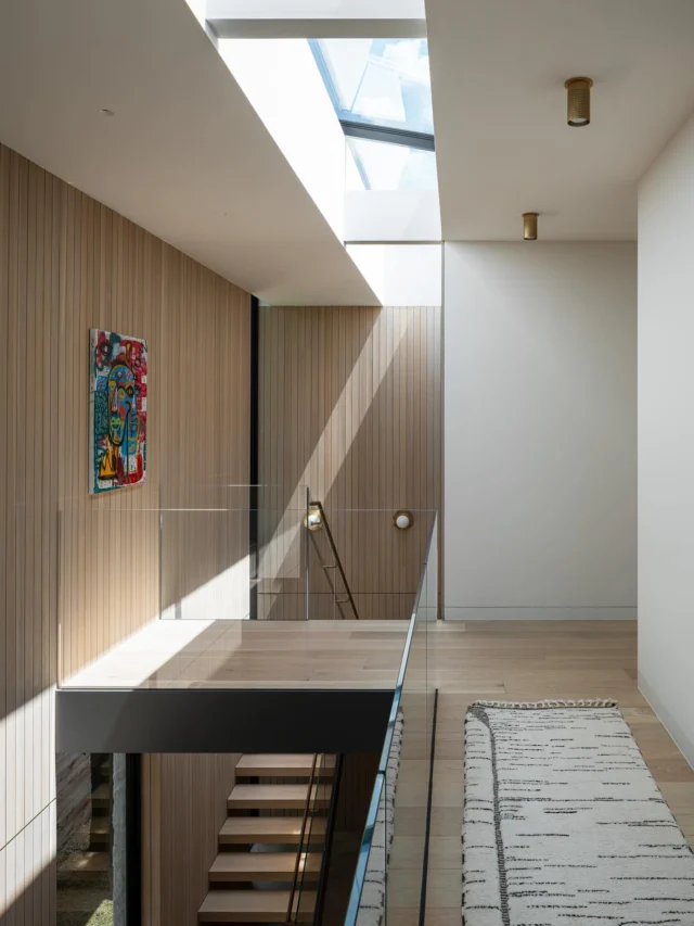 Here’s another sneak peek of the Timberline Residence, featured in this year’s AIA Austin Homes Tour. We’re thrilled to have contributed custom, minimalist hardware and plumbing fixtures in warm, satin and aged brass finishes complementing the home’s mid-century aesthetic.

See it for yourself October 25–26. Purchase tickets at aiaaustin.org.

📸: @robbiegomez  
@aiaaustin @aparallel #austinarchitecture ￼ #austinhomes #texasdesign #modernarchitecture #aiaaustinhomestour