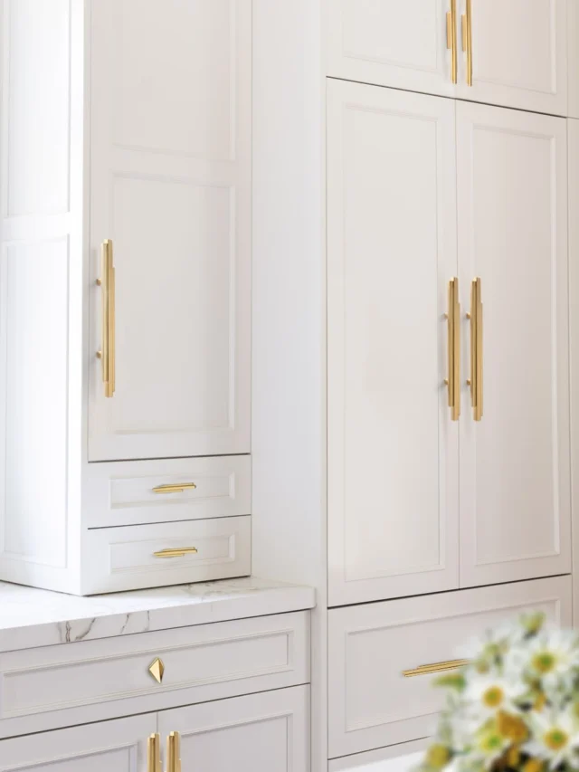 Born from a jeweler’s eye and a designer’s curiosity, PullCast reimagines hardware as art. Handcrafted in Portugal, each piece draws inspiration from nature, architecture, and timeless design.

The Skyline and Flow pulls bring elegance and bold silhouettes while the Octo Knob channels the fluidity of deep-sea life, bringing organic character and charm to any cabinetry.

See more of PullCast in our showrooms, a part of our small batch series. 

@pullcast_jewelryhardware #alexandermarchant #luxuryhardware #pullcast #luxurydesign #moderndesign