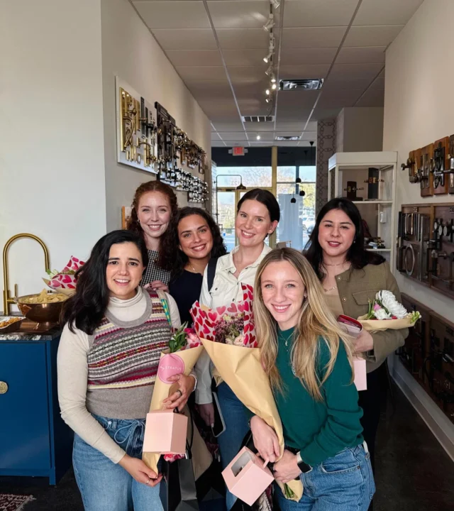 Alexander Marchant x Stratus Surfaces ‘Love Your Home’ event in our Olmos Park showroom.
 
What a huge success! Thank you to @stratussurfaces for co-sponsoring the event and to all those who participated in cupcake decorating and enjoyed the Flower Bar!

#alexandermarchant #luxurydesign #satxevents #satxdesign