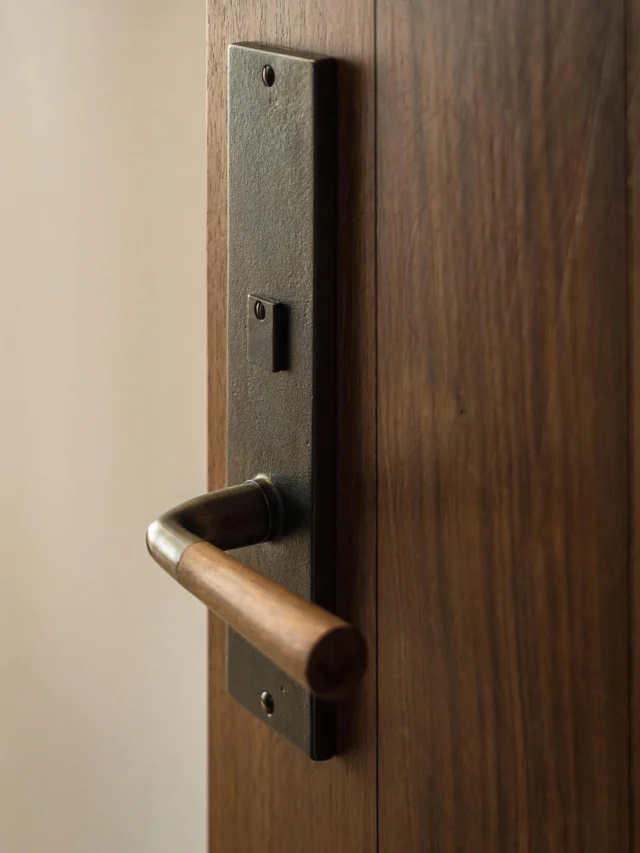 Natural materials have a way of softening a space. In our latest Refresh & Renew feature, we’re exploring how wood and leather details especially in cabinet hardware can add warmth, texture and a softer, more organic touch to a space.

Designers like Chapman & Bose, Marion Cage and Sun Valley Bronze show how small elements like pulls, knobs and levers can bring depth and elegance to a space. Subtle grain, patina and natural variation create details that feel valuable rather than purely decorative.

Tap the link in our bio to explore how organic materials can transform luxury spaces.

#alexandermarchant #refreshandrenew #luxuryhardware #luxuryinteriors #luxurydesign