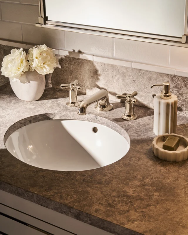 The Riverun collection by Waterworks is designed to mimic a distinctly American aesthetic. These effortlessly classic faucets bring together clean lines, fluid transitions and honest detailing. Exposed screws, defined seams and an all-metal construction create a sense of ease that feels both fresh and familiar.

#waterworks #luxuryplumbing #bathroomdesign #interiordesign #alexandermarchant @waterworks