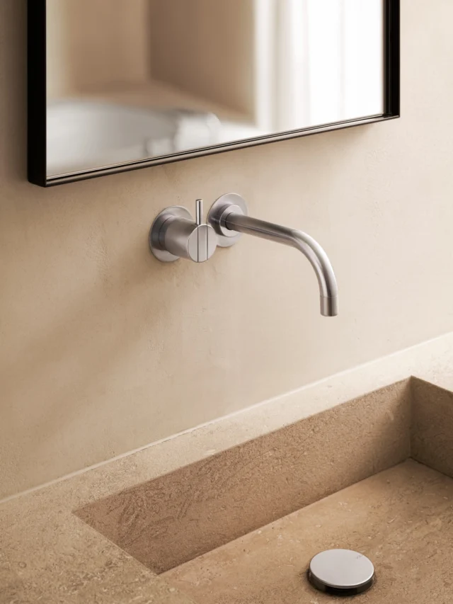 Can’t go wrong with the 111 + A62 pairing by VOLA. Its sleek, minimal design creates a sculptural finish while still making a bold statement.

Photography: @alex_wilson_photography 
Architect: @elementarchitecten 

@vola.denmark #voladenmark #luxurybathroom #alexandermarchant #minimaldesign #minimalbathroom