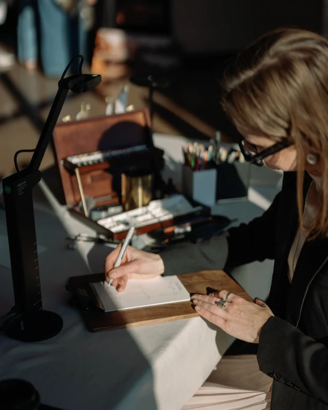 We’re excited to host @dashasarty at our Grand Opening in Olmos Park on May 13! Dasha is known for her elegant live fashion illustrations and watercolor sketches, creating one-of-a-kind keepsakes for guests at events and brand activations.

Enjoy cocktails and hors d’oeuvres, mingle with fellow designers, and receive a live illustration by Dasha. We can’t wait to see you there!

#OlmosParkTX #alexandermarchant #SATXdesign #fashionillustration