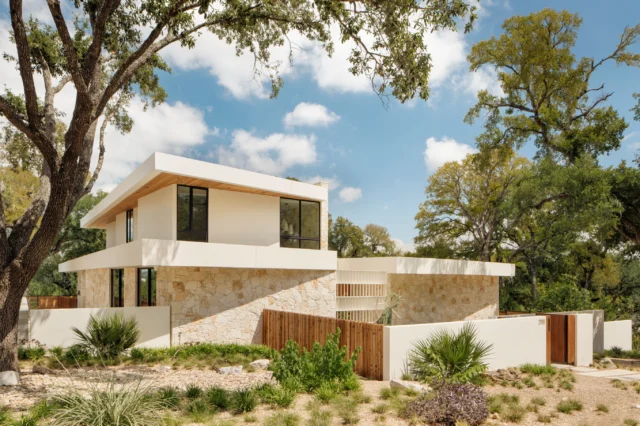 The Rockingham Residence was designed as a private urban retreat layered with natural stone, warm wood, filtered light, and peaceful courtyard moments that feel worlds away from the city outside

Discover more of this project at the link in bio. 
 📸 : @thevuvobandit 

#alexandermarchant #atxdesign #atxluxuryhomes #interiordesign #luxuryinteriors