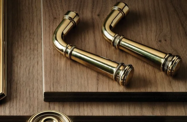 The Classic Brass Chautauqua Collection is a designer favorite for good reason. With its softly sculpted profile, comfortable grip and classic silhouette, it brings together ergonomic performance and enduring craftsmanship. Each piece is manufactured from solid brass and available in a range of distinctive finishes.

#alexandermarchant #classicbrass #luxuryhardware #interiordesign #cabinethardware @classicbrass