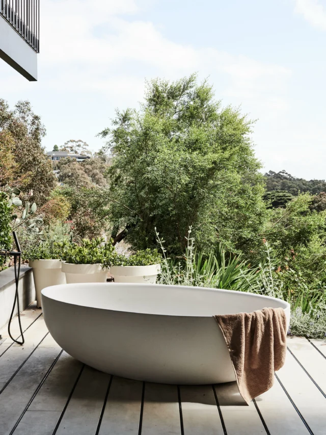 Claybrook’s Ellipse bath in Mist with a textured Natural Finish is featured in Stawell House by Albert Mo Architects, a carefully restored 1970s modernist residence overlooking Yarra Bend Park in Melbourne’s Kew.

Defined by its distinctive zig-zag balcony and connection between indoors and out, the home embraces its natural surroundings while creating a calm, private retreat.

Interior Designer: Albert Mo Architects @albertmoarchitects  Photography: Tom Blachford

@claybrookinteriors #Claybrook #eclipsebath #luxurybath #luxuryinteriors #luxuryretreats