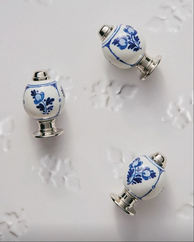 A timeless classic, reimagined. The new Easton collection brings together Waterworks’ architectural elegance and Royal Delft’s centuries-old ceramic artistry, pairing iconic Delft Blue patterns with refined silhouettes and sculptural forms.

Discover the story behind this distinctive collaboration on our latest blog, and visit our events page to explore upcoming opportunities to experience the collection.

Link in bio.

#waterworks #waterworkseaston #luxurybath @waterworks